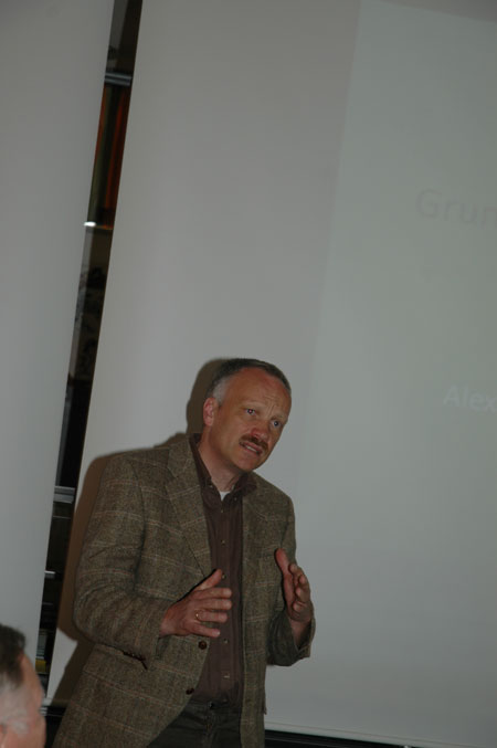 Das Bild zeigt: Dr. Johannes Wilkens bei seinem Referat in der Frankenwaldklinik zu „Grundlagen der Misteltherapie“ Foto: K.-H. Hofmann